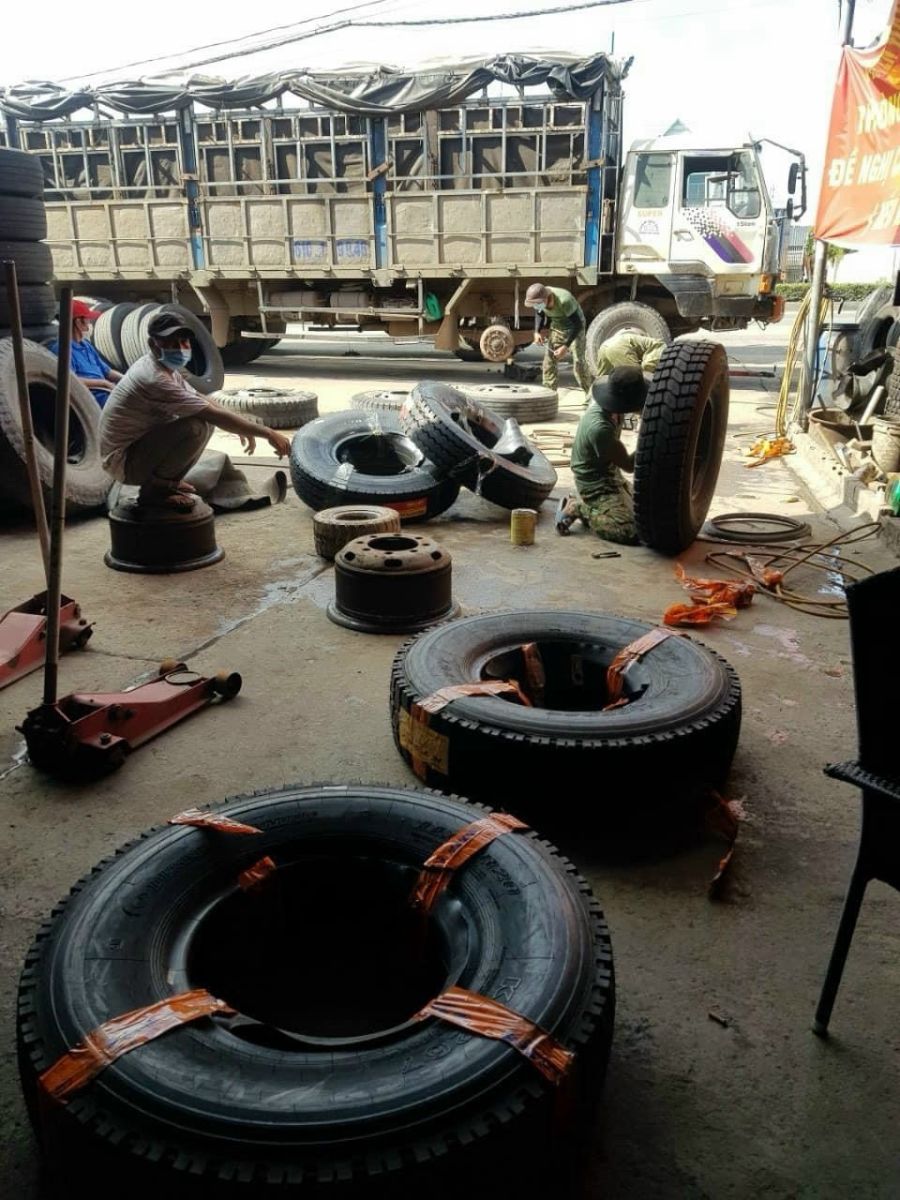 ĐỊA CHỈ THAY LỐP XE XUYÊN ĐÊM TẠI DĨ AN - TẠI CỬU LONG THIÊN